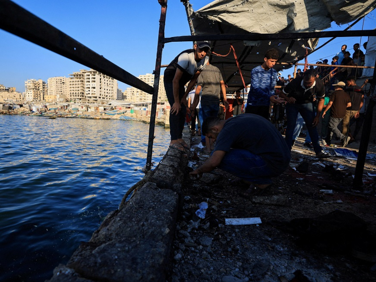 Palestinians search the debris after the air strike on a seafront cafe in Gaza City. Photo: Reuters
