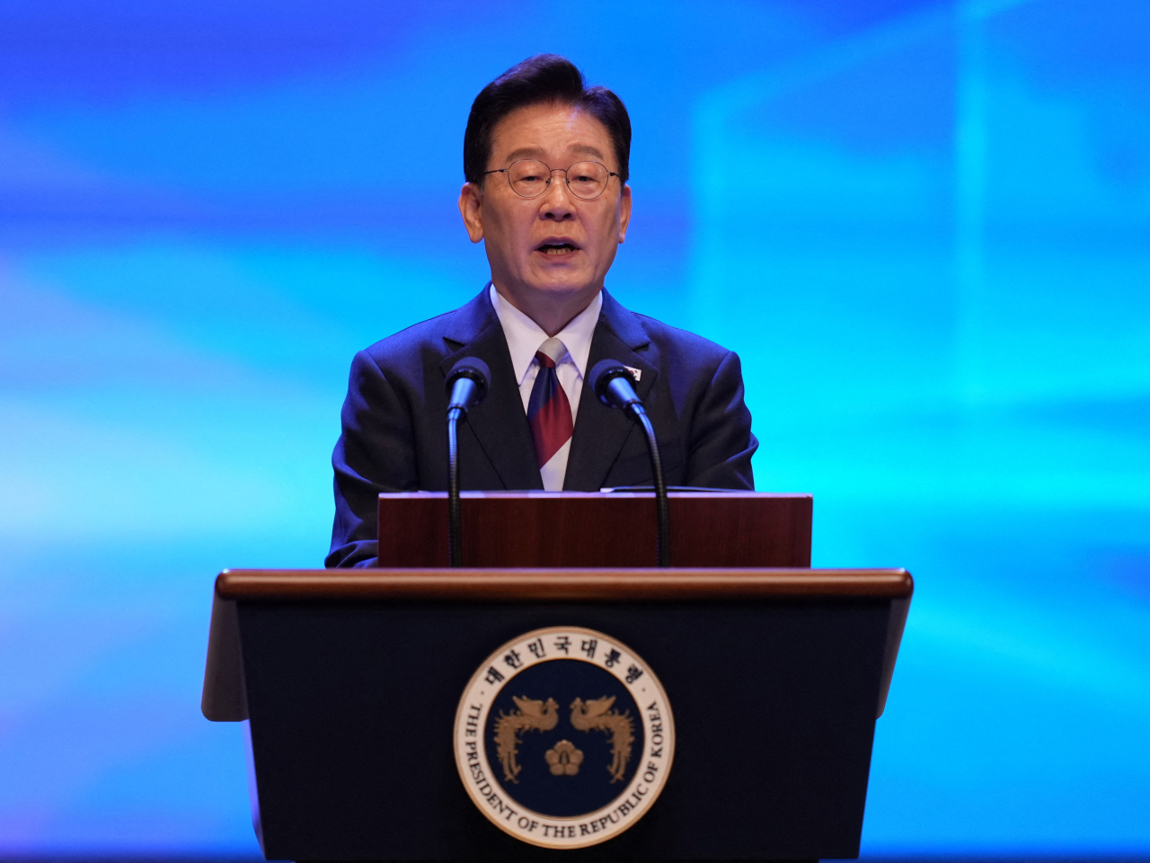 李在明在青瓦台主持召開有關韓美例行軍演的會議。（路透社資料圖片）