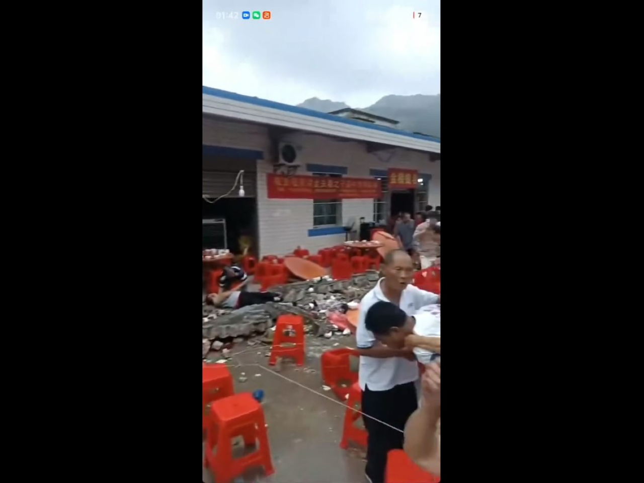 An investigation shows excessive water accumulated on a temporary rain shelter caused the wall &mdash; used to anchor the shelter &mdash; to collapse. Photo: Weibo