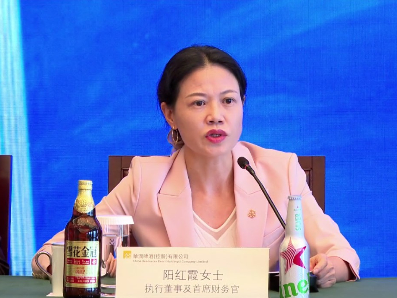 陽紅霞稱上調派息比率因公司經營活動淨現金流上升，有能力回應股東訴求。（網上會議截圖）