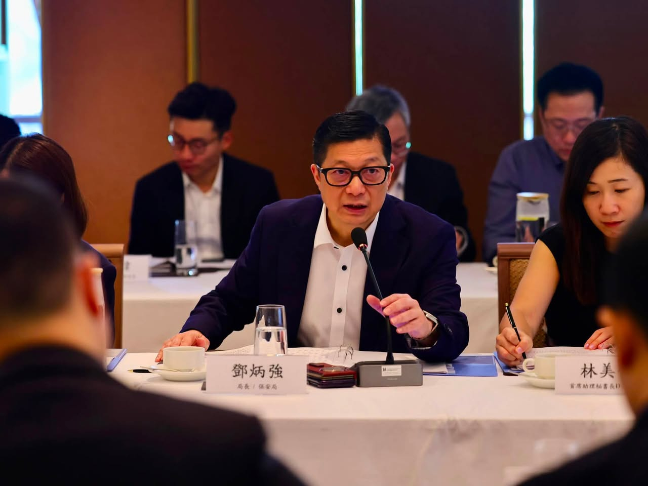 鄧炳強與深圳代表共同主持「港深口岸規劃建設工作專班」會議。（鄧炳強社交網站圖片）
