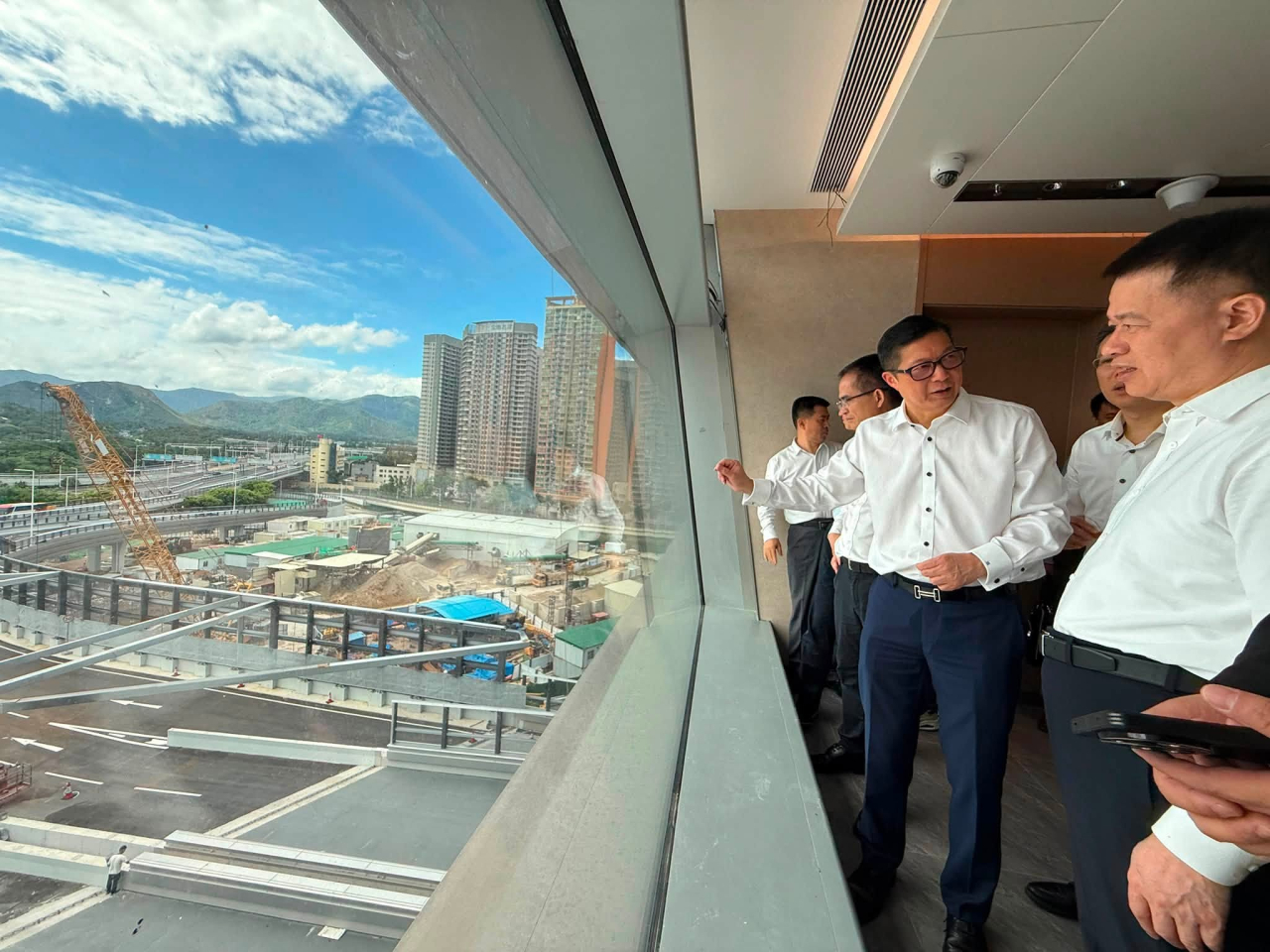 鄧炳強與深圳代表團到皇崗口岸港方口岸區，實地視察口岸準備工作。（鄧炳強社交網站圖片）