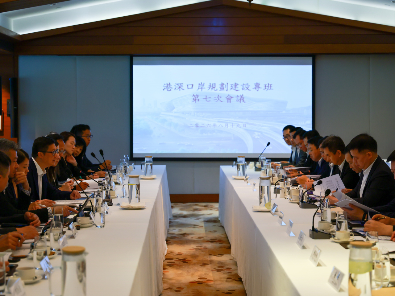 鄧炳強（左五）和深圳市人民政府副市長羅晃浩（右三）共同主持「港深口岸規劃建設工作專班」會議。（政府新聞處）