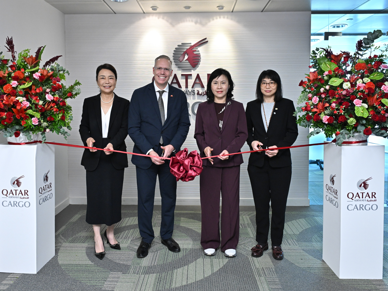 Secretary for Transport and Logistics Mable Chan (second right) officiated at the ribbon-cutting ceremony of Qatar Airways Cargo's regional office in Hong Kong. Photo courtesy of Information Services Department