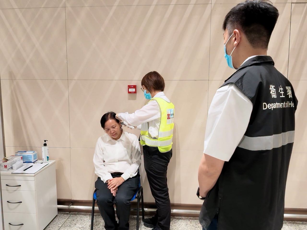 多個部門在皇崗口岸港方口岸區舉行針對發現懷疑患有高傳染性傳染病旅客的公共衞生演習。（衞生防護中心社交專頁）