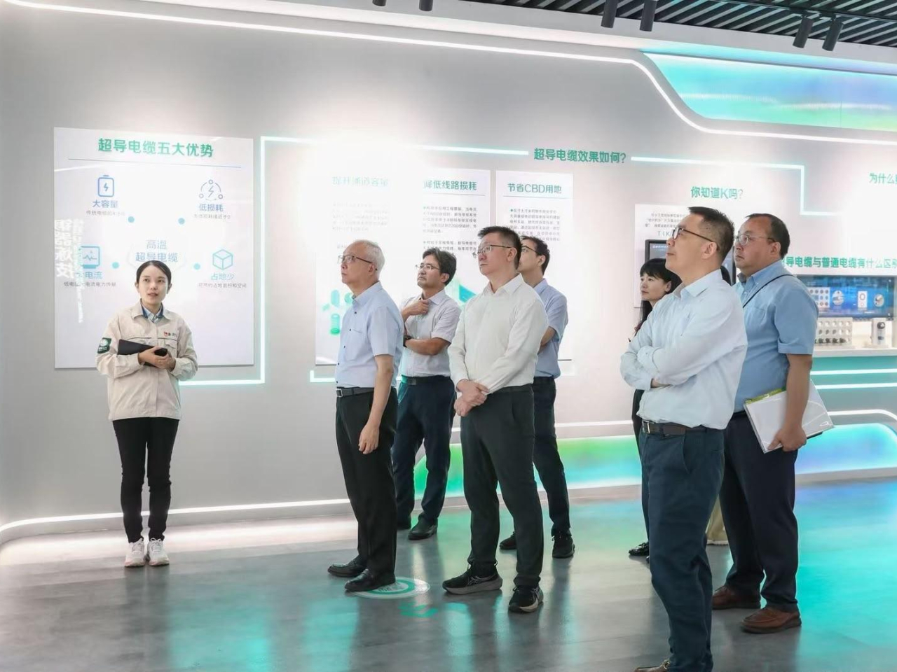 謝展寰參觀國網上海市電力公司超導展廳，聽取人員介紹該公司在超導輸電技術。（政府新聞處）