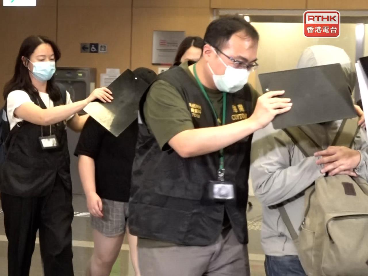 海關調查有美容公司涉嫌以不良營商手法銷售產品，拘捕一男一女管理人員。（施華駿攝）