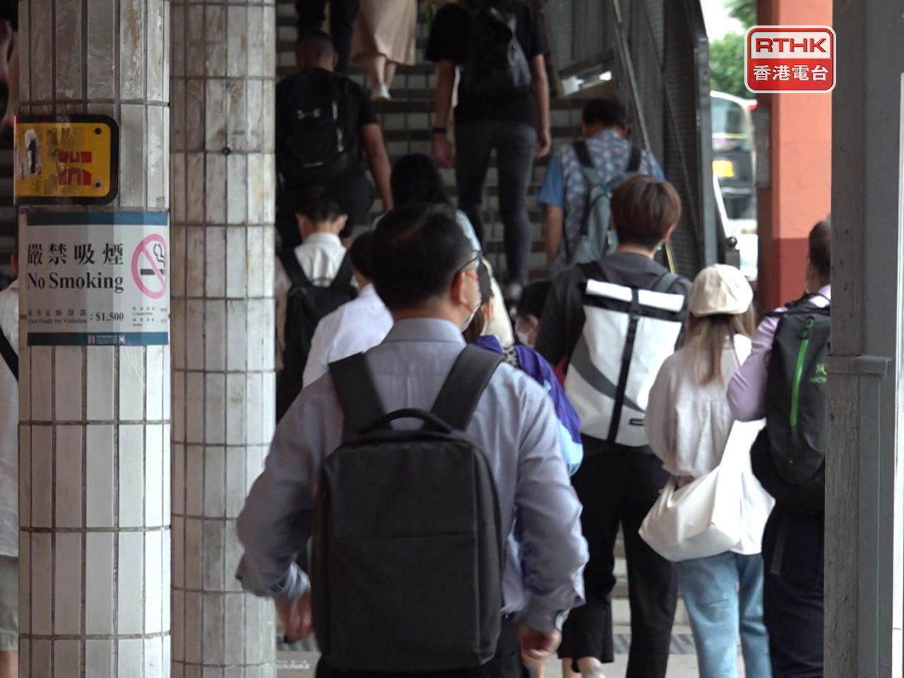 王鐙淇表示，短期可持續吸引人才以提升勞動人口，但長遠而言人口老齡化、勞動人口收窄的結構性問題仍然存在。（港台圖片）