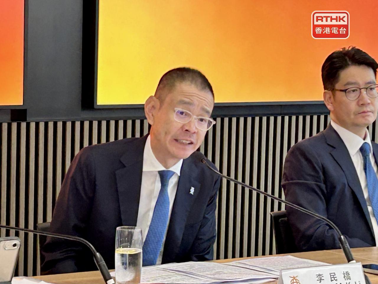 李民橋表示，東亞銀行沒有停止「見證開戶」服務。（羅煒皓攝）