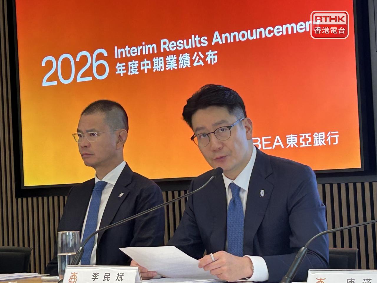 李民斌（右）表示，目標2028年底前，全部處置好內地商業房地產不良貸款。（羅煒皓攝）