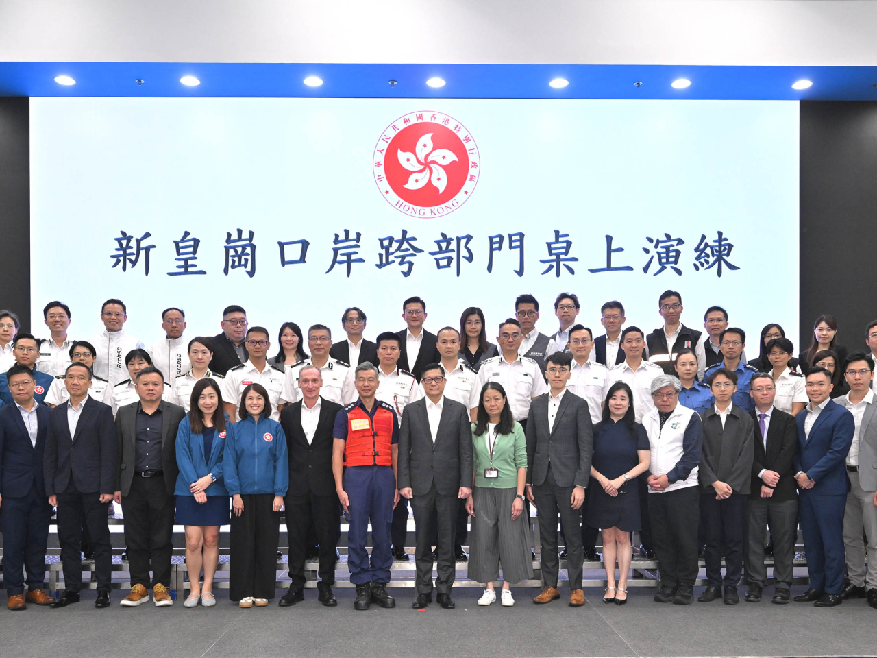 鄧炳強（前排中）和參與跨部門桌上演練的多個政府政策局／部門及相關機構代表合照。（政府新聞處）