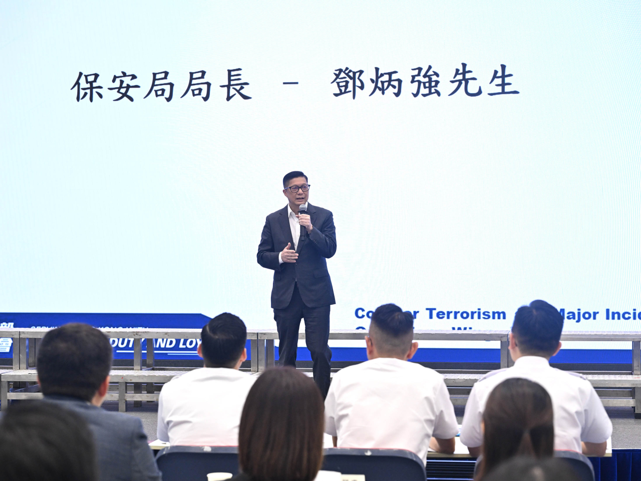 鄧炳強到場視察桌上演練。（政府新聞處）