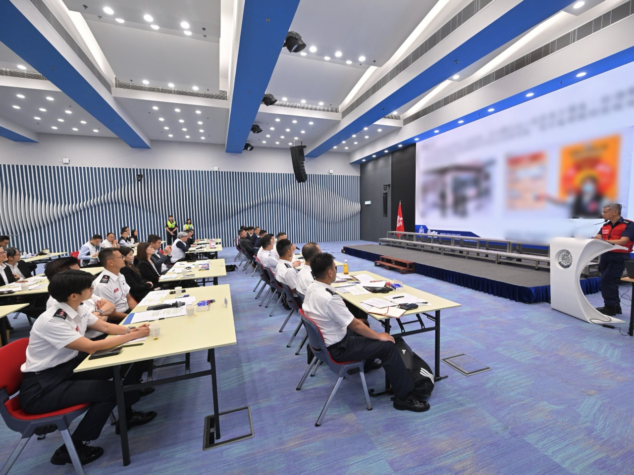 跨部門桌上演練在警察總部舉行，加強各部門及相關持份者應對緊急情況時的協作和應變能力。（政府新聞處）