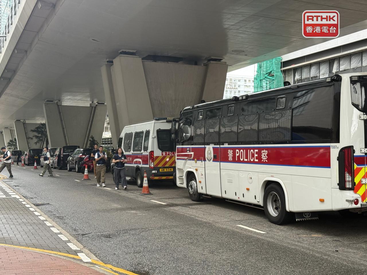 西九龍裁判法院外有多輛警車戒備。（盧紫菁攝）