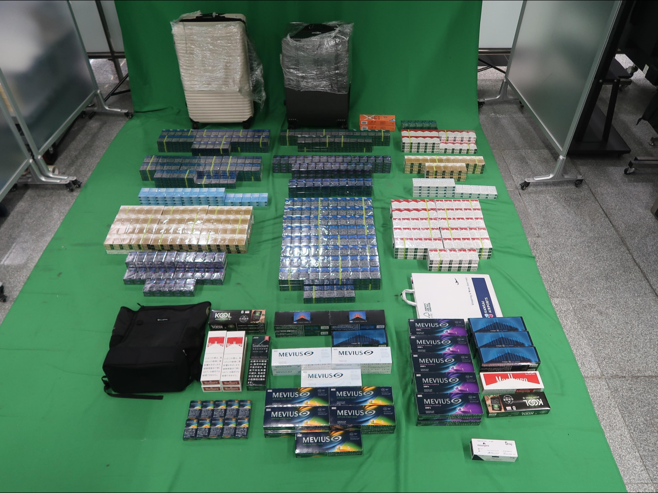 海關檢獲的未完稅香煙及含有第一部毒藥的藥物針劑。（政府新聞處）