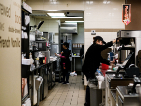 美國8月服務業PMI初值出乎意料升至56.8，創逾1年半新高。（新華社資料圖片）