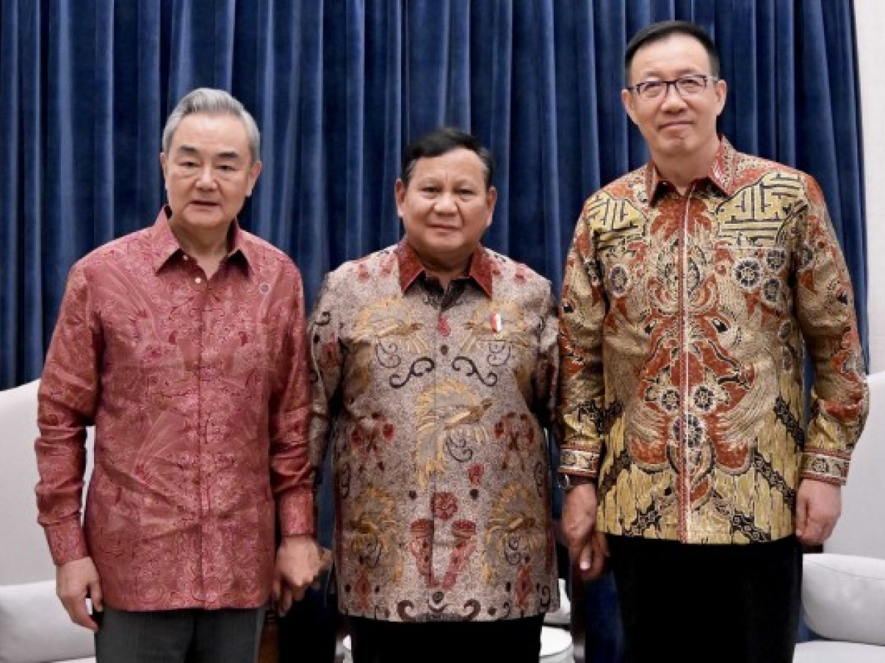 普拉博沃（中）在雅加達官邸會見外交部長王毅和國防部長董軍。（外交部網站）