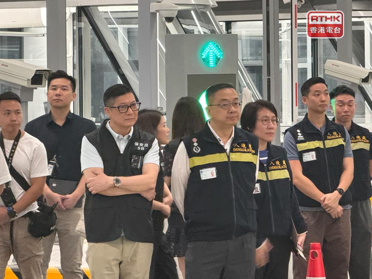保安局局長鄧炳強、入境處處長郭俊峯等到場視察。（任浩鋒攝）