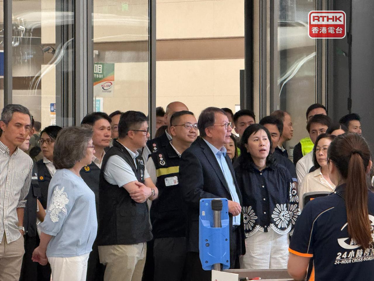 多名官員包括政務司司長陳國基等到場視察。（任浩鋒攝）