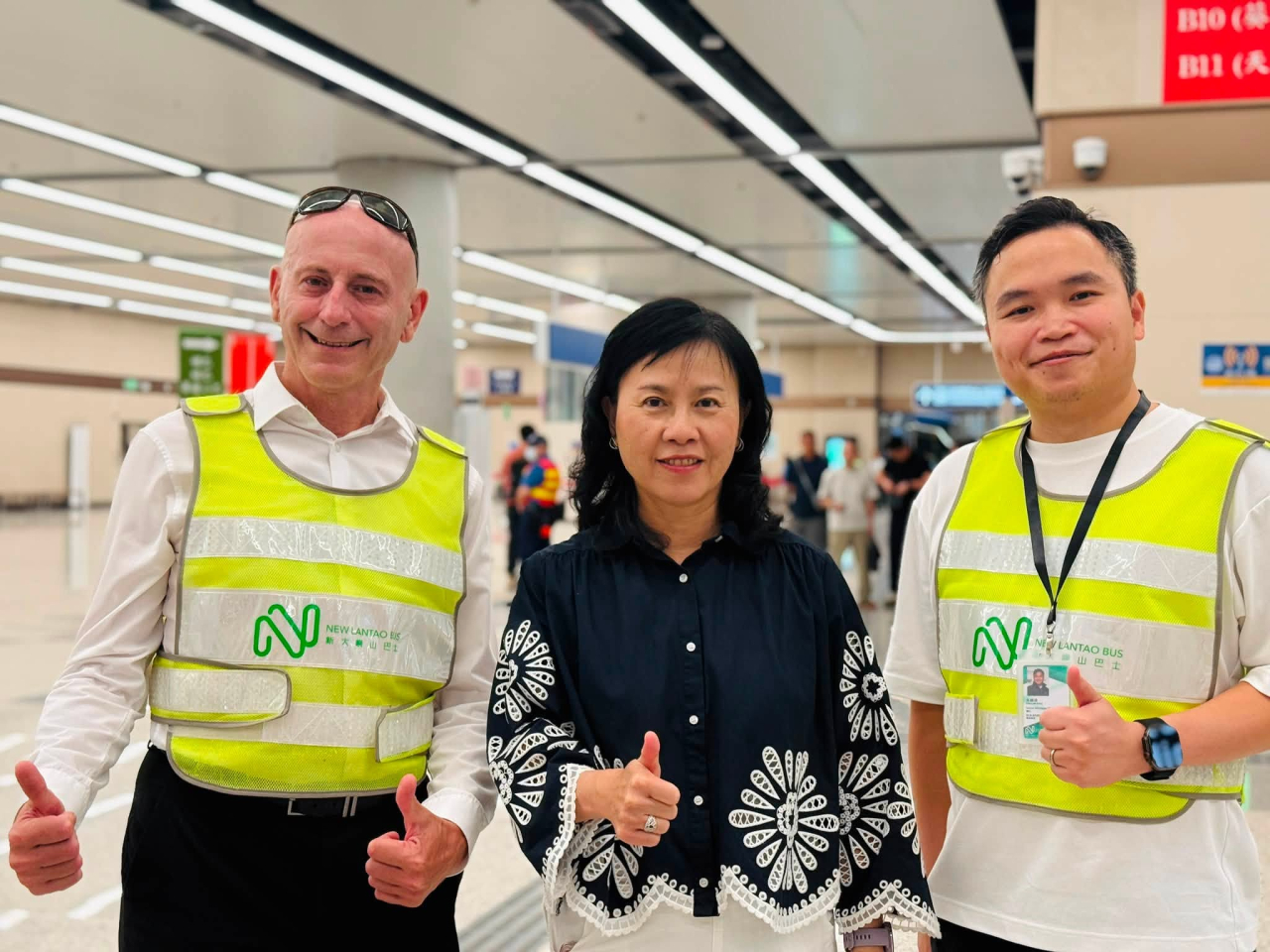 陳美寶（中）表示，當局非常重視公共運輸交匯處的車流暢順和乘客安全。（運輸及物流局局長社交網頁）