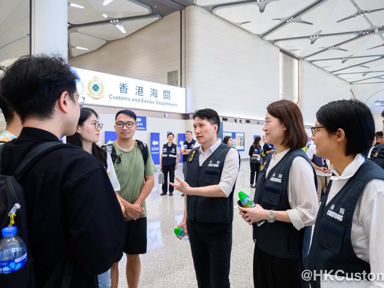 署理關長胡偉軍（中）率領海關人員參與演練。（海關社交專頁）