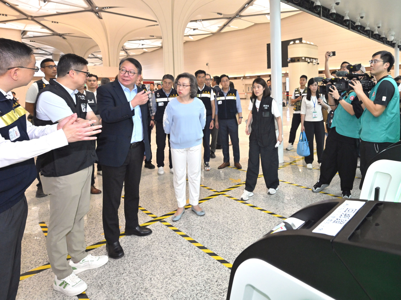 陳國基視察皇崗口岸首次與深圳相關單位合作舉行人流車流壓力測試。（政府新聞處）