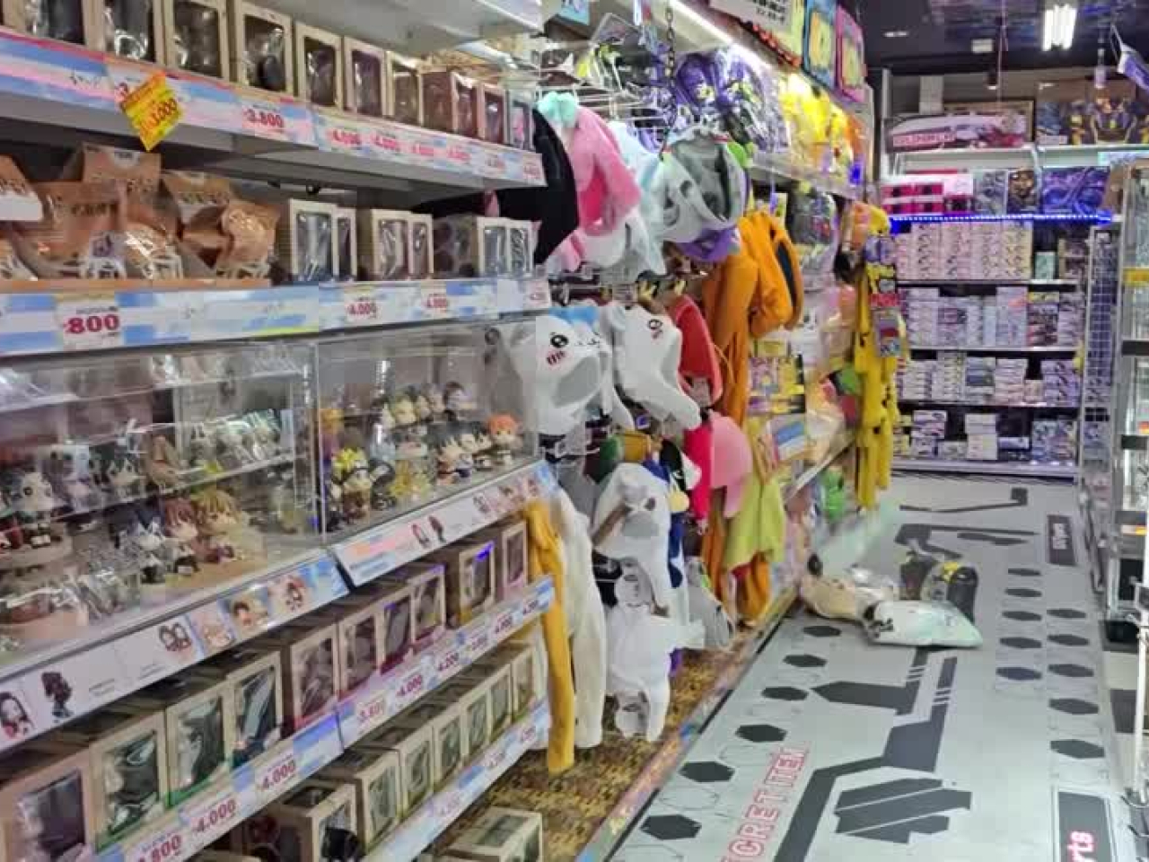 地震期間有商品從貨架掉下。（路透社）
