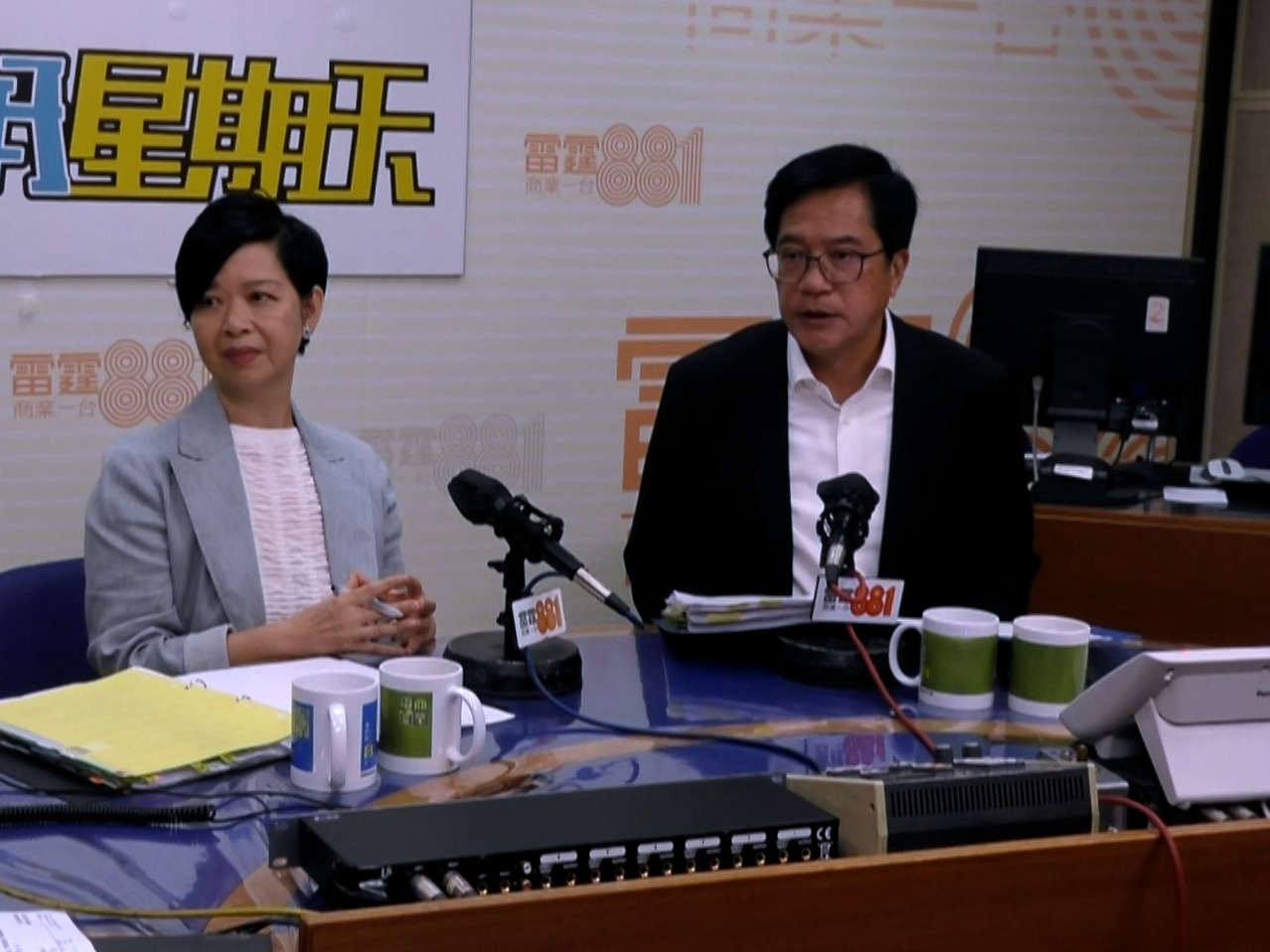 何永賢(左)表示，接受收購建議的居民會在9月初，陸續收到當局發信通知獲編配的號碼，最快9月底開始揀樓。（商台直播截圖）