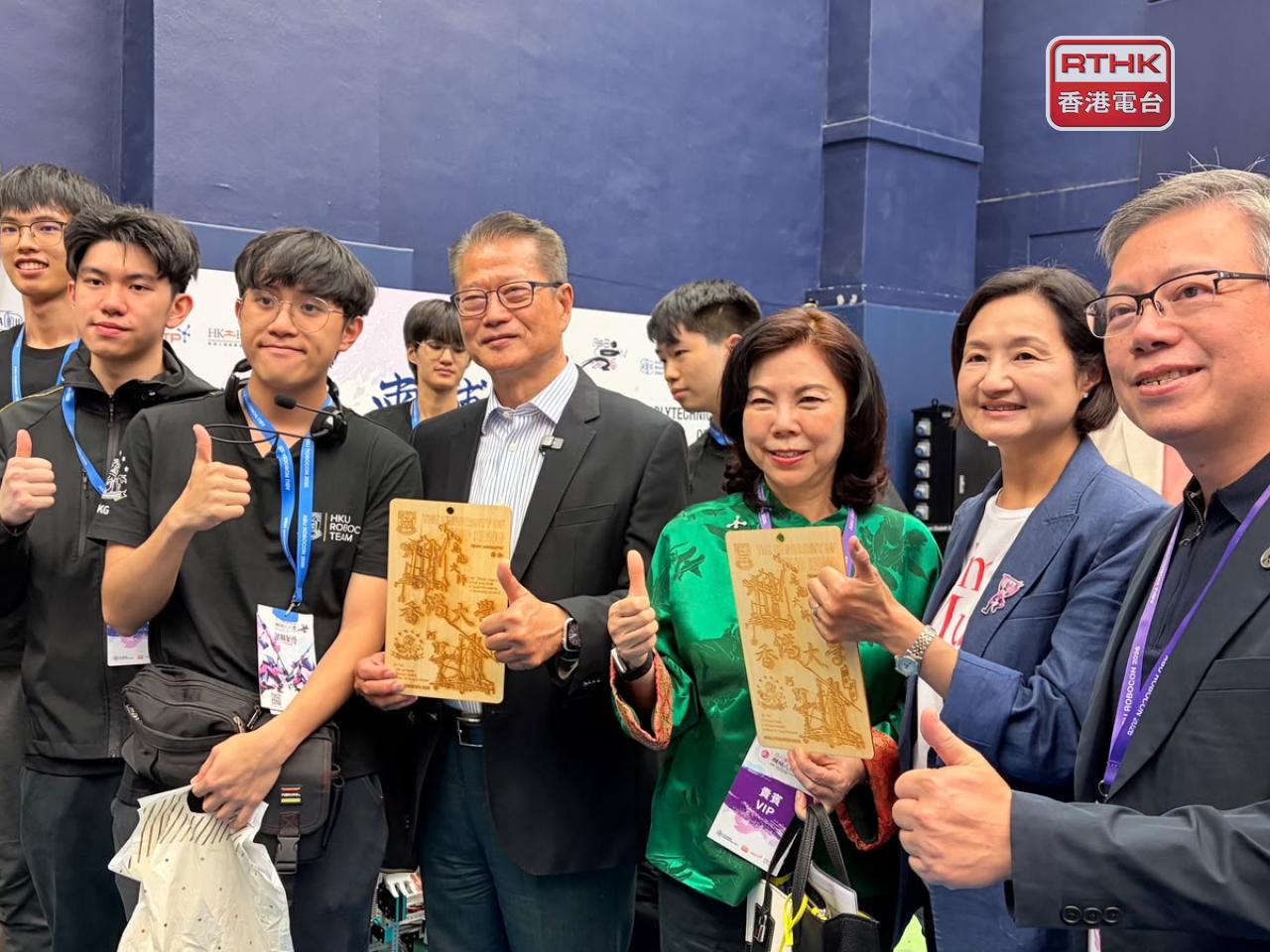 香港大學代表「格物」躋身八強，賽前與財政司司長陳茂波、香港科技園公司主席鍾郝儀及廣播處長關婉儀等合照。（鄧鈞尤攝）