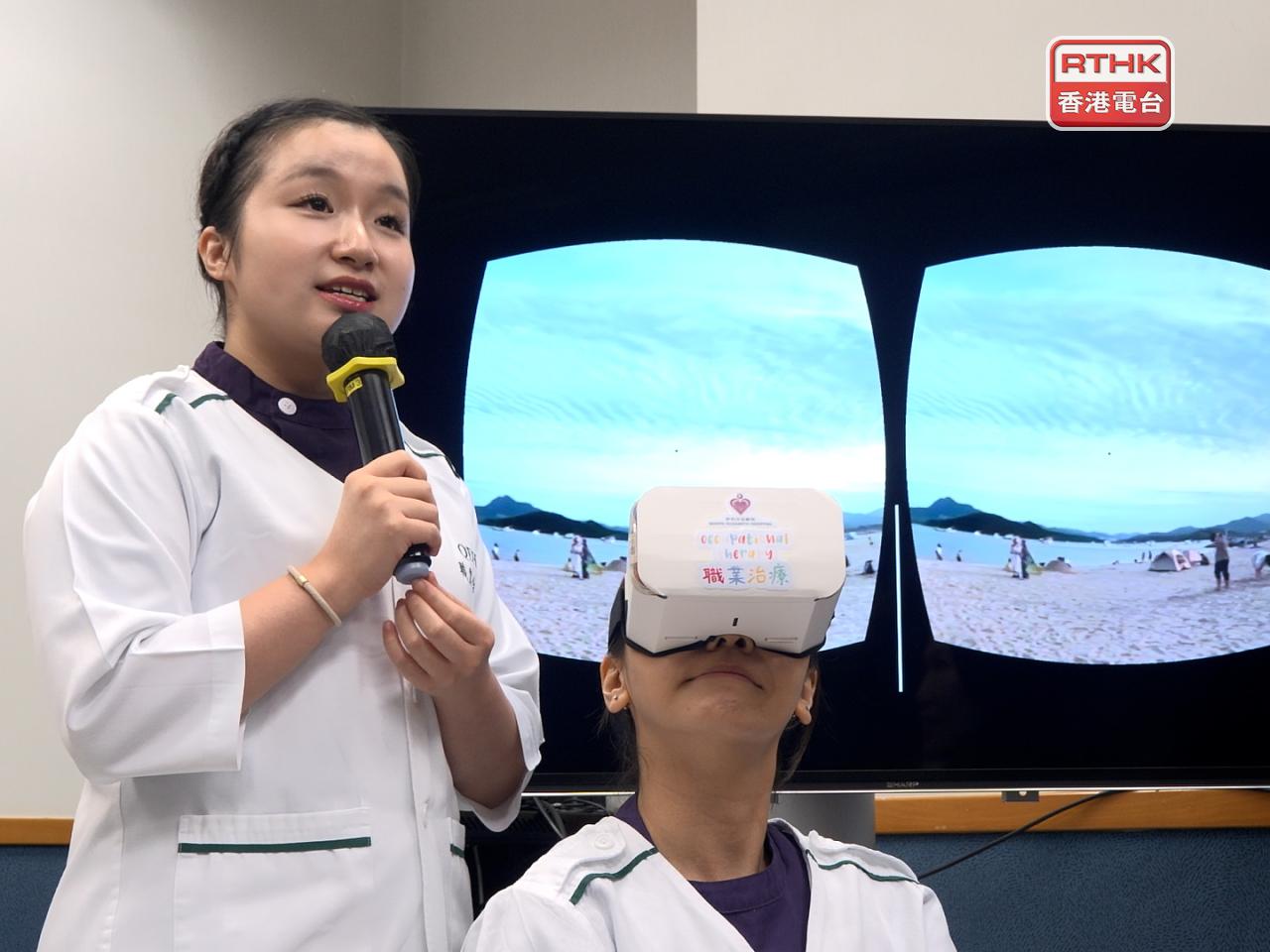 團隊希望將病人居住的社區、以往曾到過的地方，透過VR虛擬實境重現在病人眼前，彷如置身其中。（梁禎祥攝）