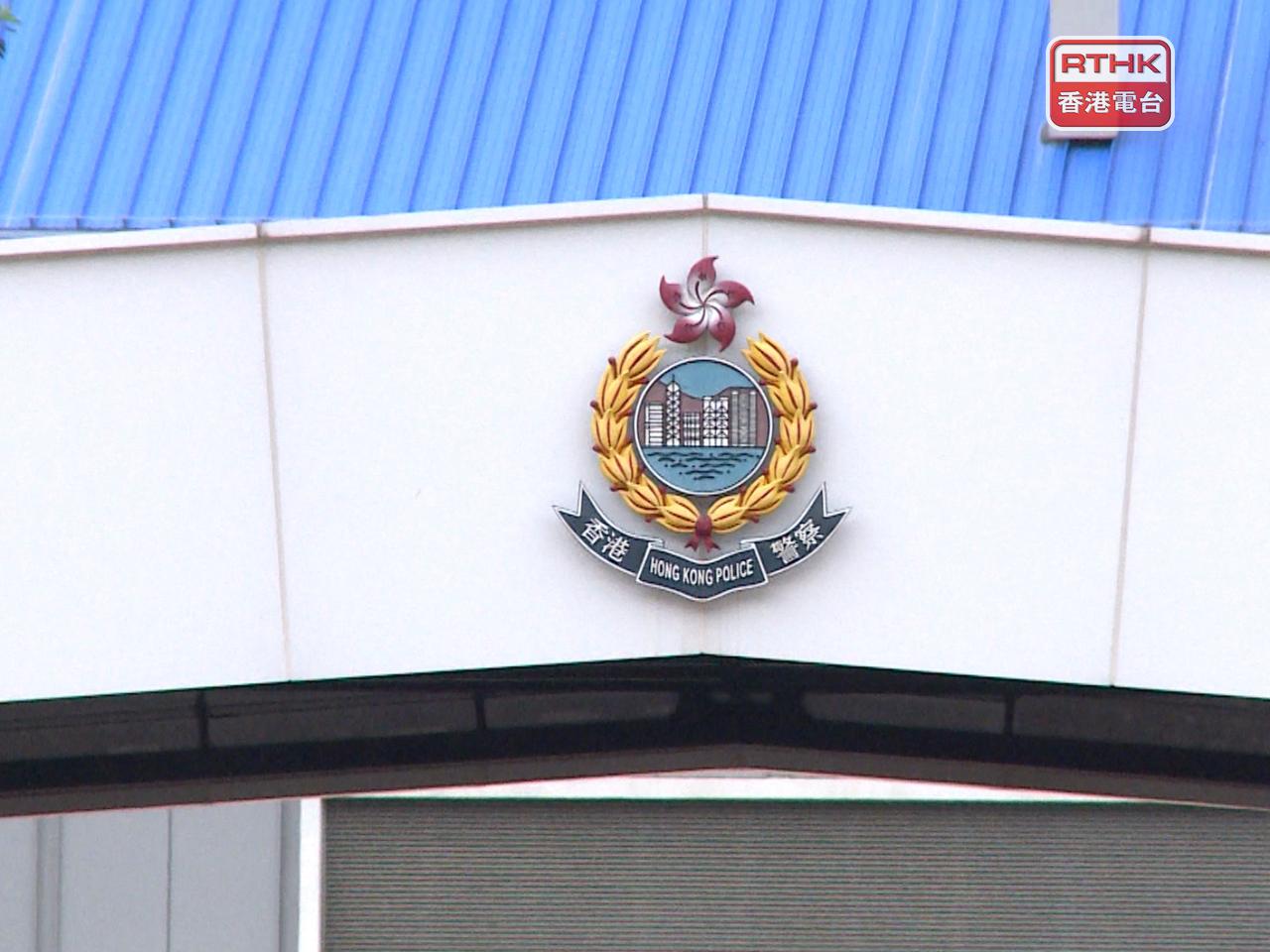 警員到場調查，兩隻貓隻並無表面傷，已交予相關機構進一步檢查及照顧。（港台圖片）