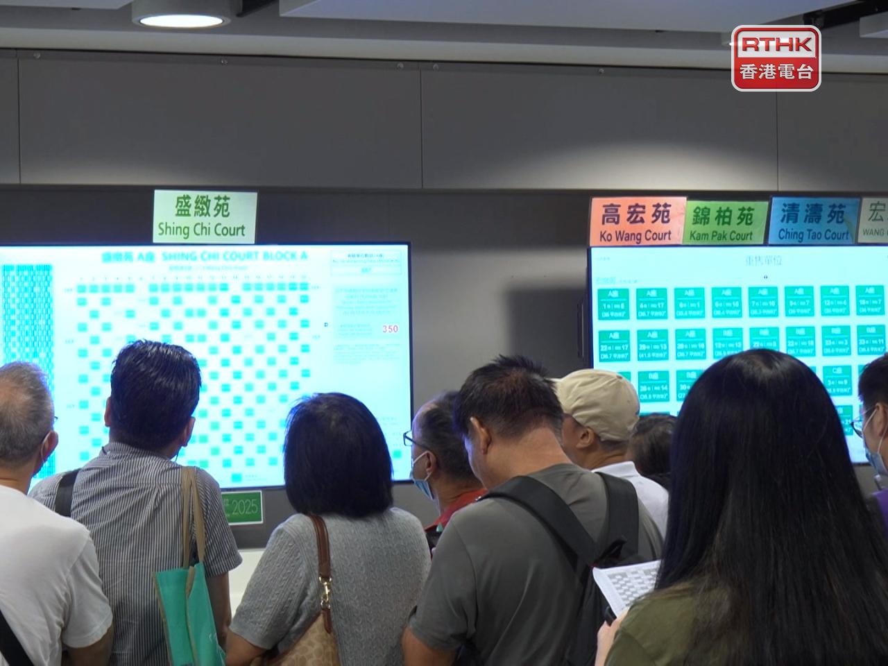 新一期綠置居今日開始揀樓，合資格申請者陸續按指定時間到觀塘的房委會綠置居售樓處選購單位。（鍾家銘攝）
