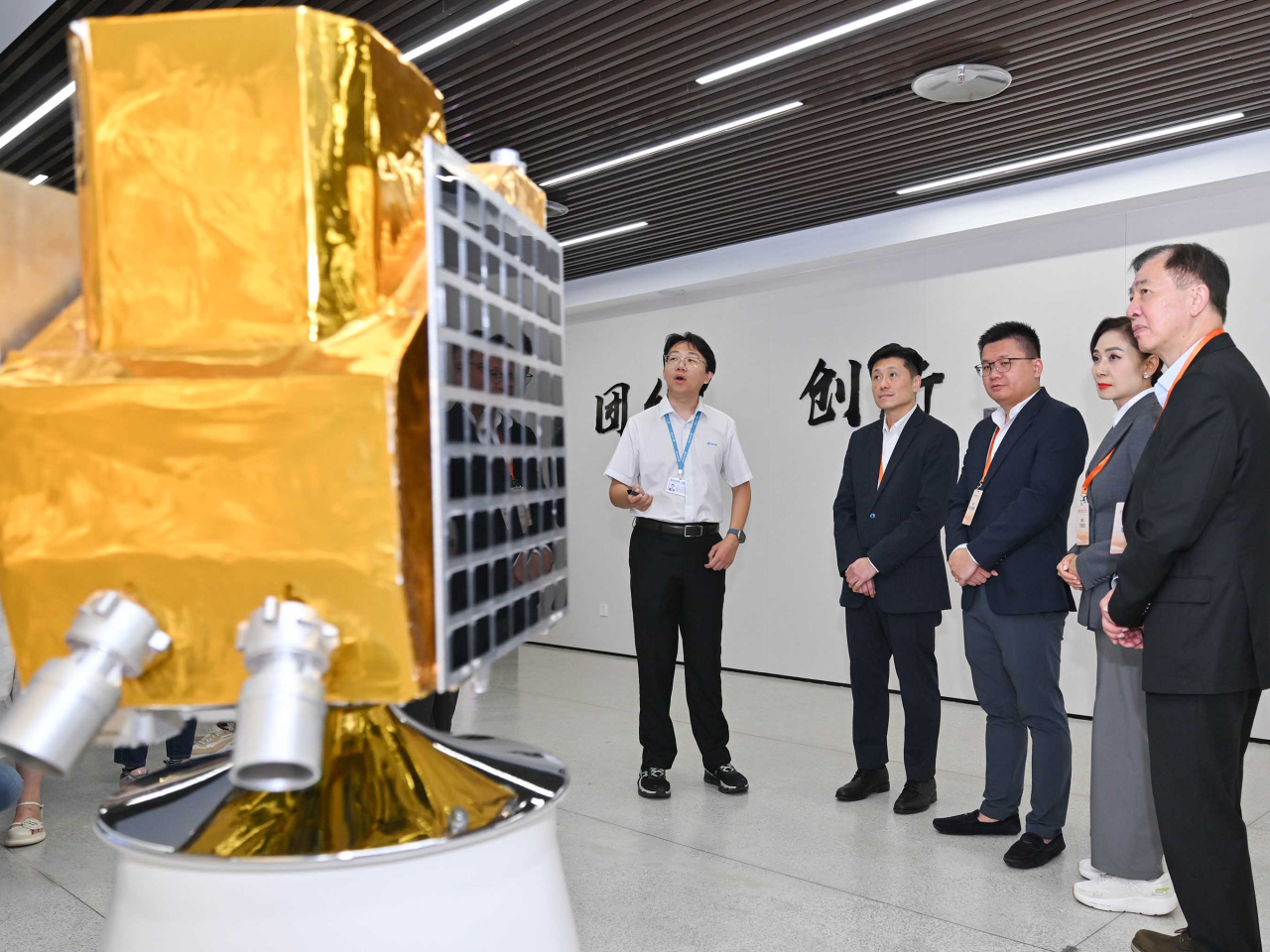 考察團到訪海南長光衞星信息技術有限公司，了解國家衞星產業發展。（政府新聞處）