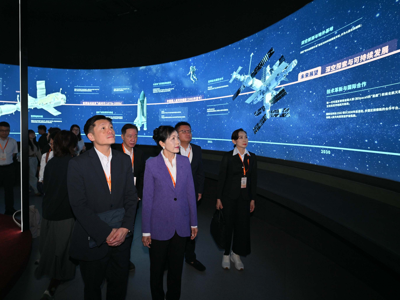 考察團於海南航天神舟科技館聽取航天發展的講解。（政府新聞處）