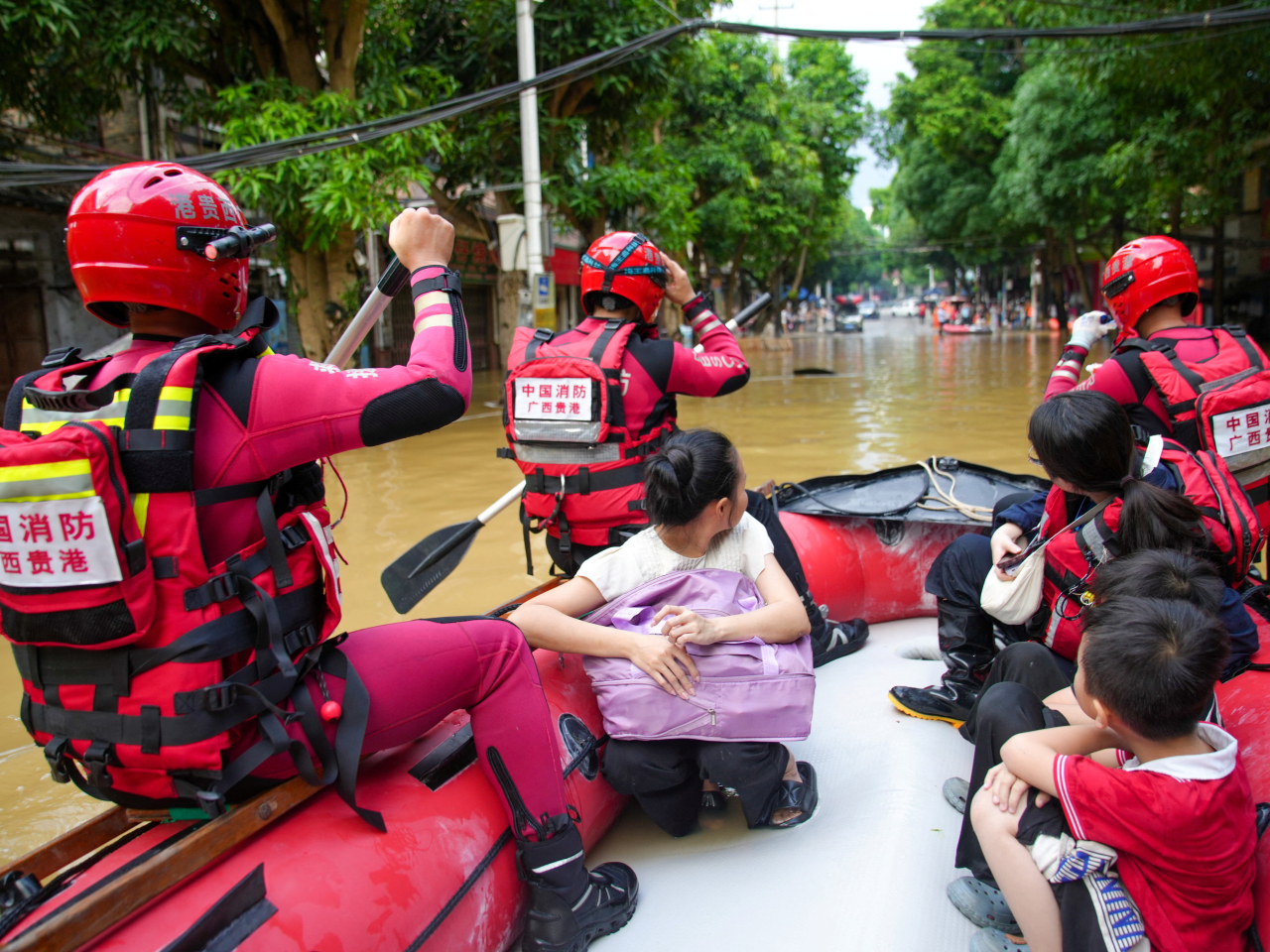 Rescuers evacuate residents after a deluge brought by Narra caused floods in Chongzuo, Guangxi. Photo: cnsphoto via Reuters