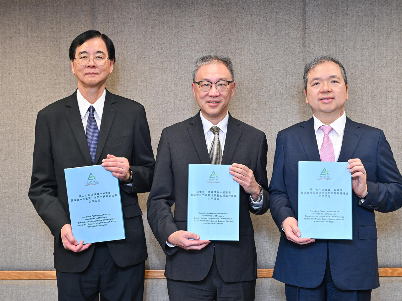 選管會主席陸啟康法官（中）、委員石丹理教授（左）和文本立資深大律師（右）歡迎公眾人士發表意見。（政府新聞處）
