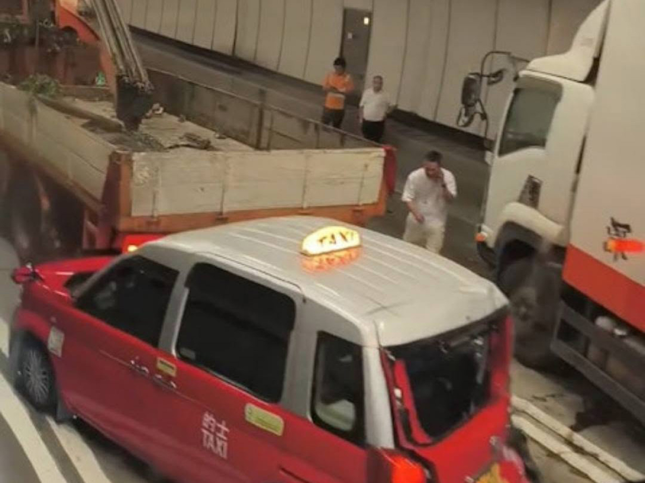 大欖隧道管道往元朗方向，下午發生的交通意外至少涉及5輛車。（網上圖片）