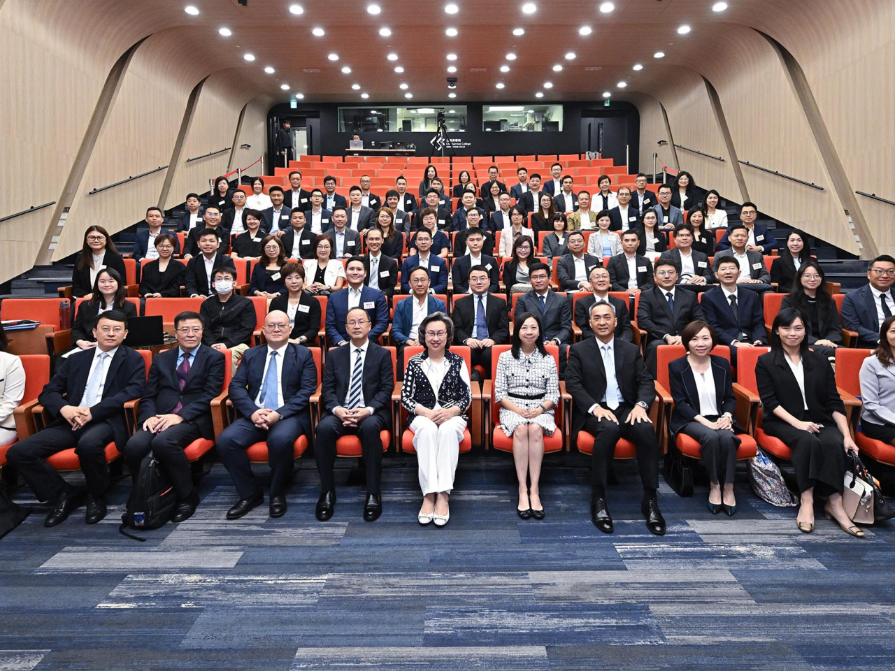楊何蓓茵與北京大學黨委書記何光彩與歷屆特區政府高級公務員公共管理碩士課程學員在公務員學院交流。（政府新聞處）
