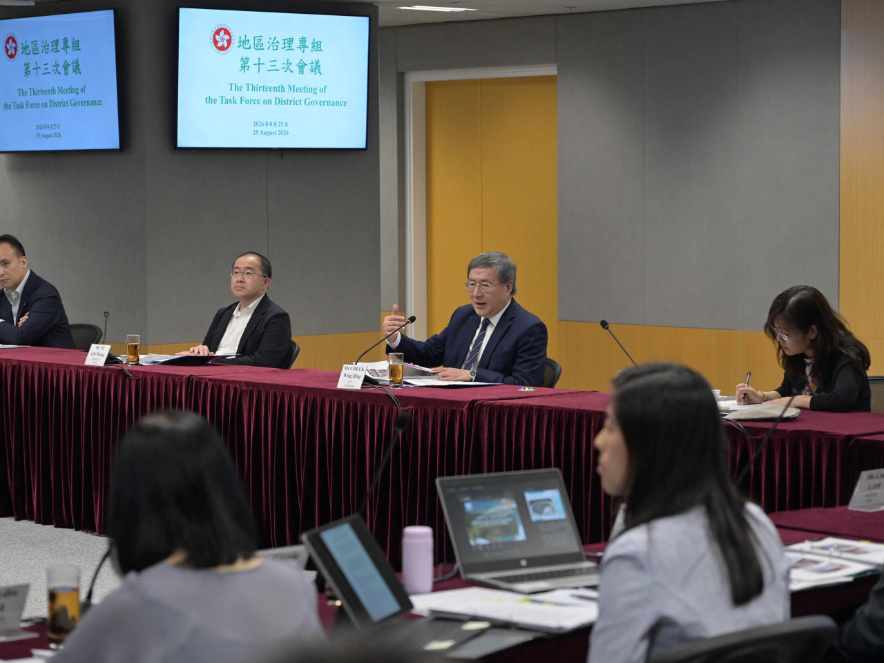 卓永興在「地區治理專組」第十三次會議上感謝各部門用心推動工作，令各項利民措施成效顯著。（政府新聞處）
