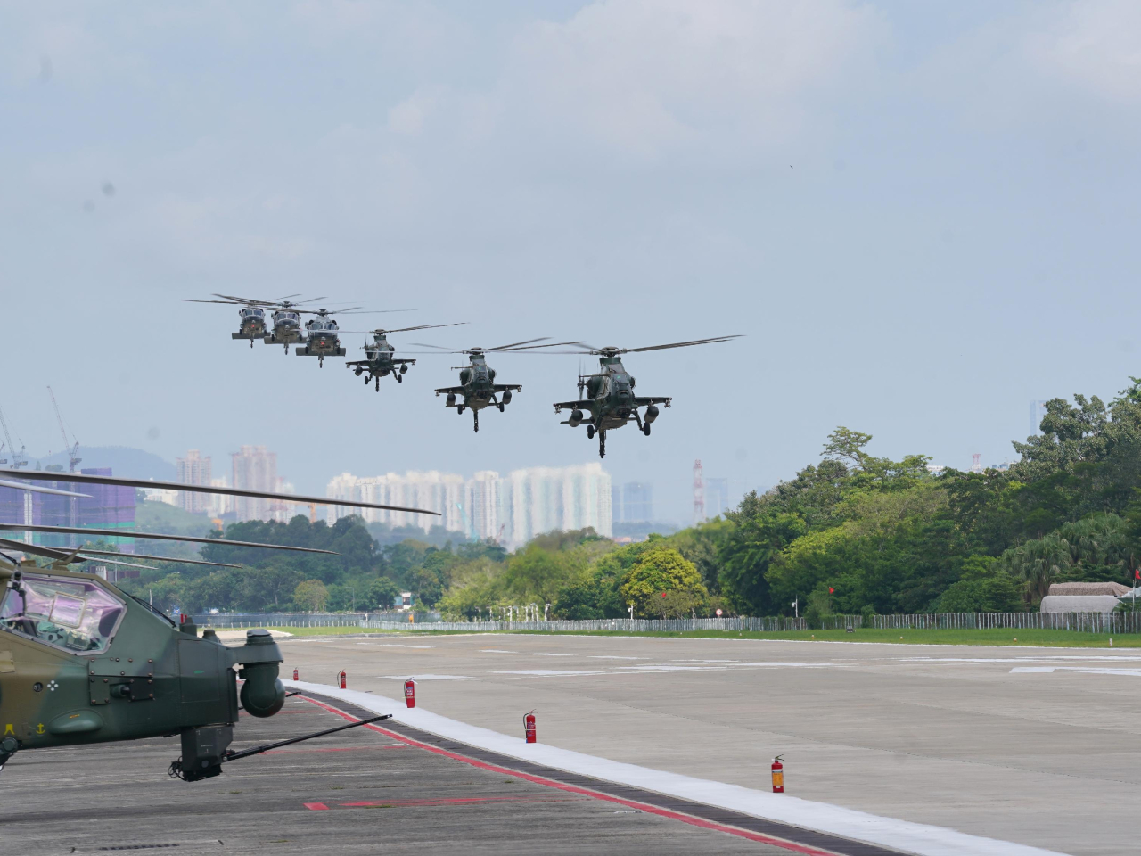 空軍換進部隊抵達港內軍營。（駐港部隊）