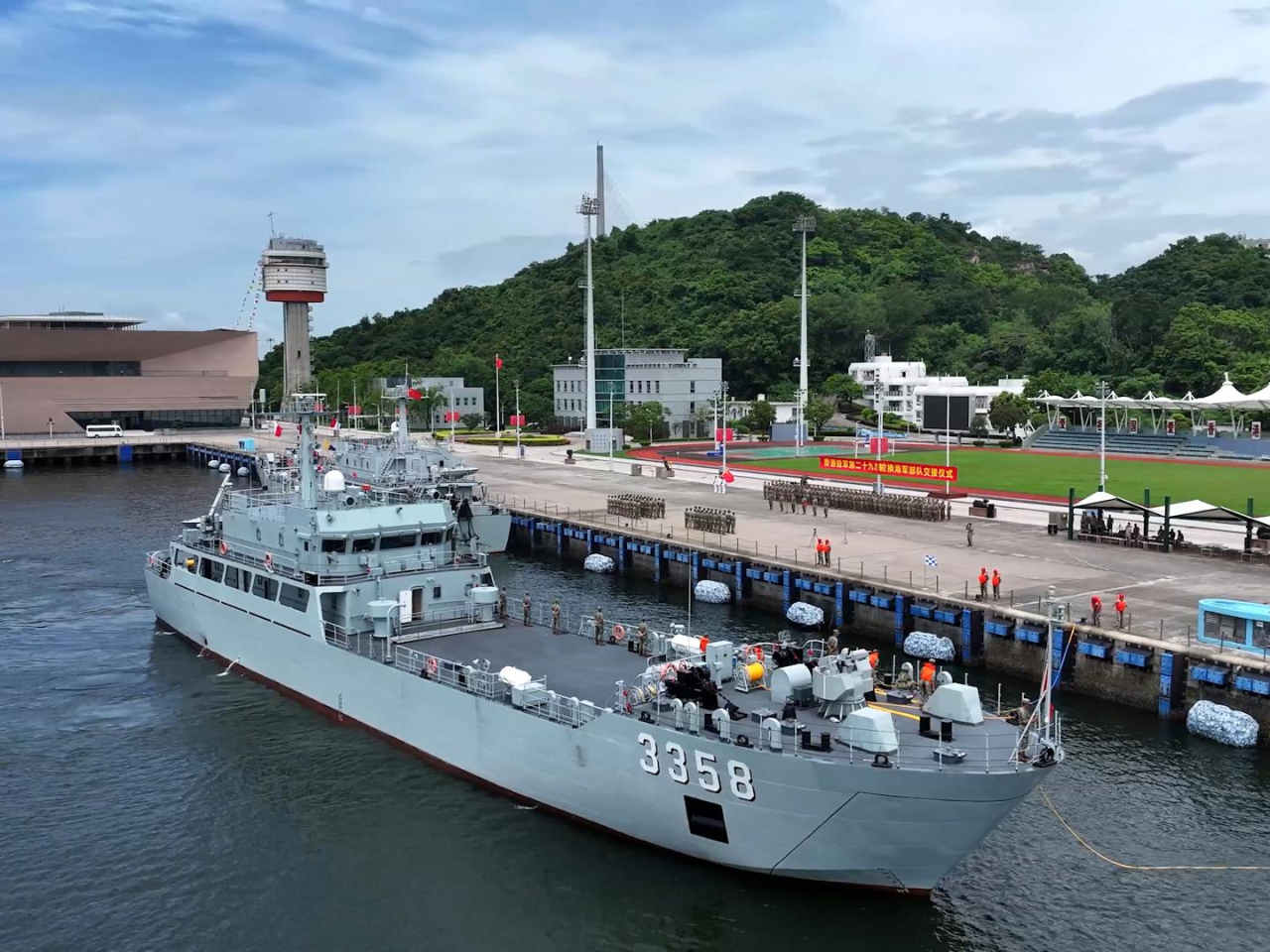 海軍換進部隊抵達港內軍營。（駐港部隊）