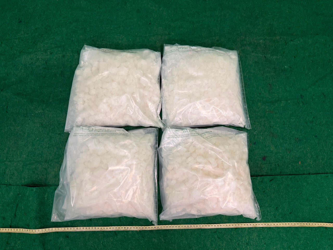 海關昨日在機場檢獲約懷疑氯胺酮，估計市值超過500萬元。(政府新聞處)