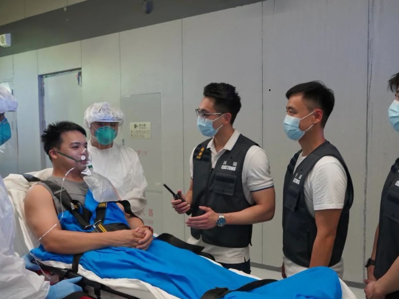 演練模擬一名病人由內地以救護車運送至口岸，通過「聯合一站式」車道，轉交港方救護人員。（海關社交網站圖片）
