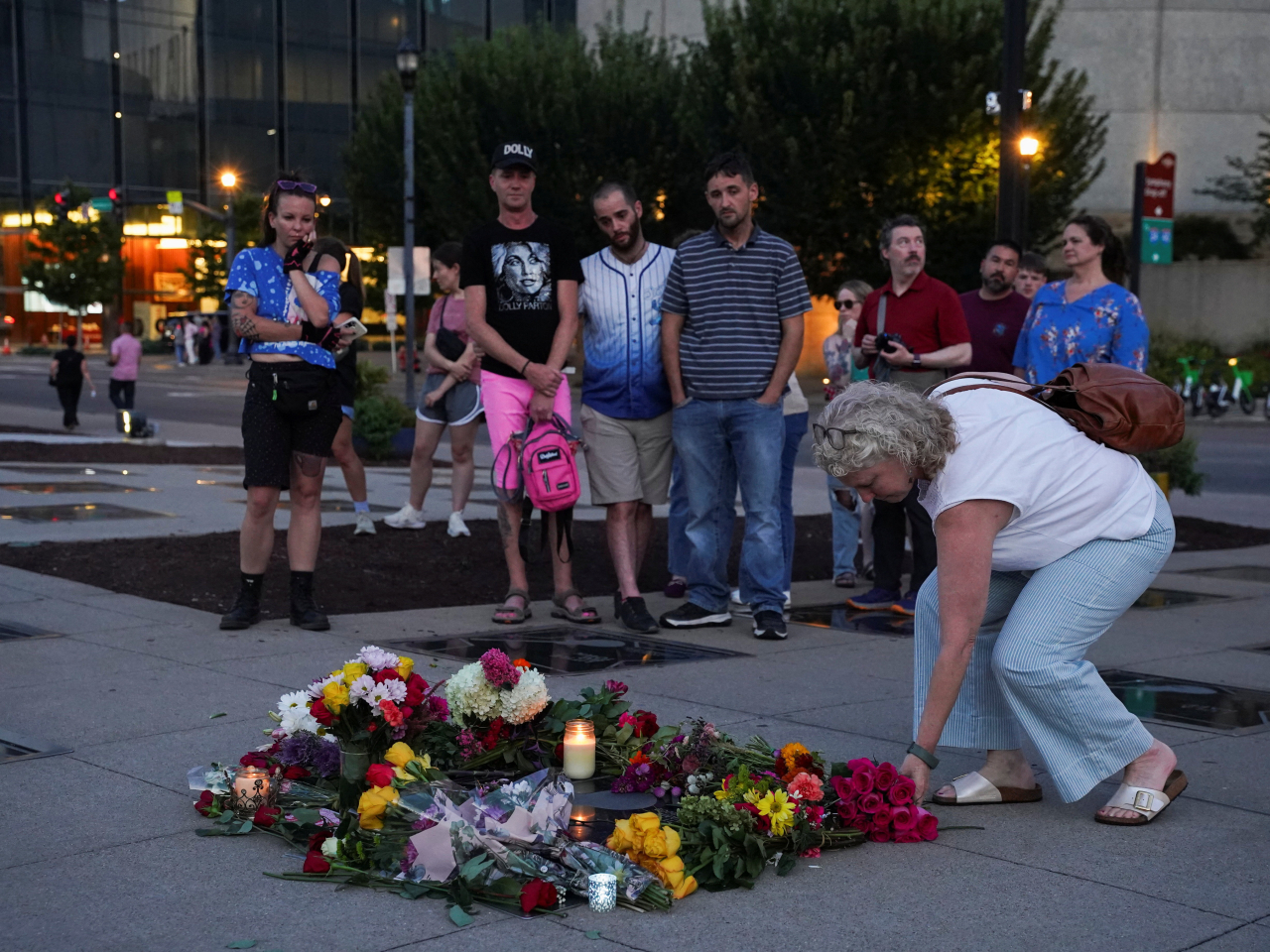 A woman places flowers at a makeshift memorial to Dolly Parton on the Music City Walk of Fame in Nashville, Tennessee. Photo: Reuters