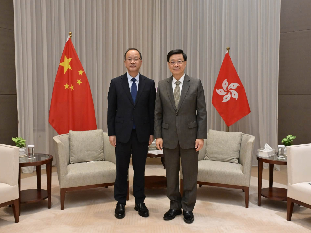 李家超與北京大學黨委書記何光彩會面，就推動香港與內地高等教育合作、培育國際人才及加強科研協作等議題交流意見。（李家超社交專頁圖片）