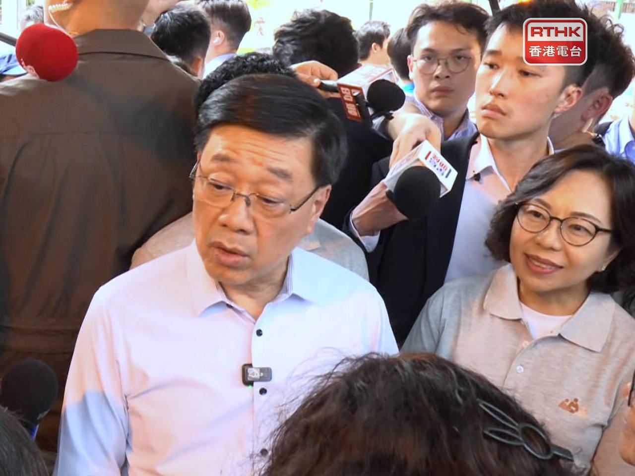 李家超到元盛樓逗留約20分鐘，之後落樓與其他街坊傾談。（鍾家銘攝）
