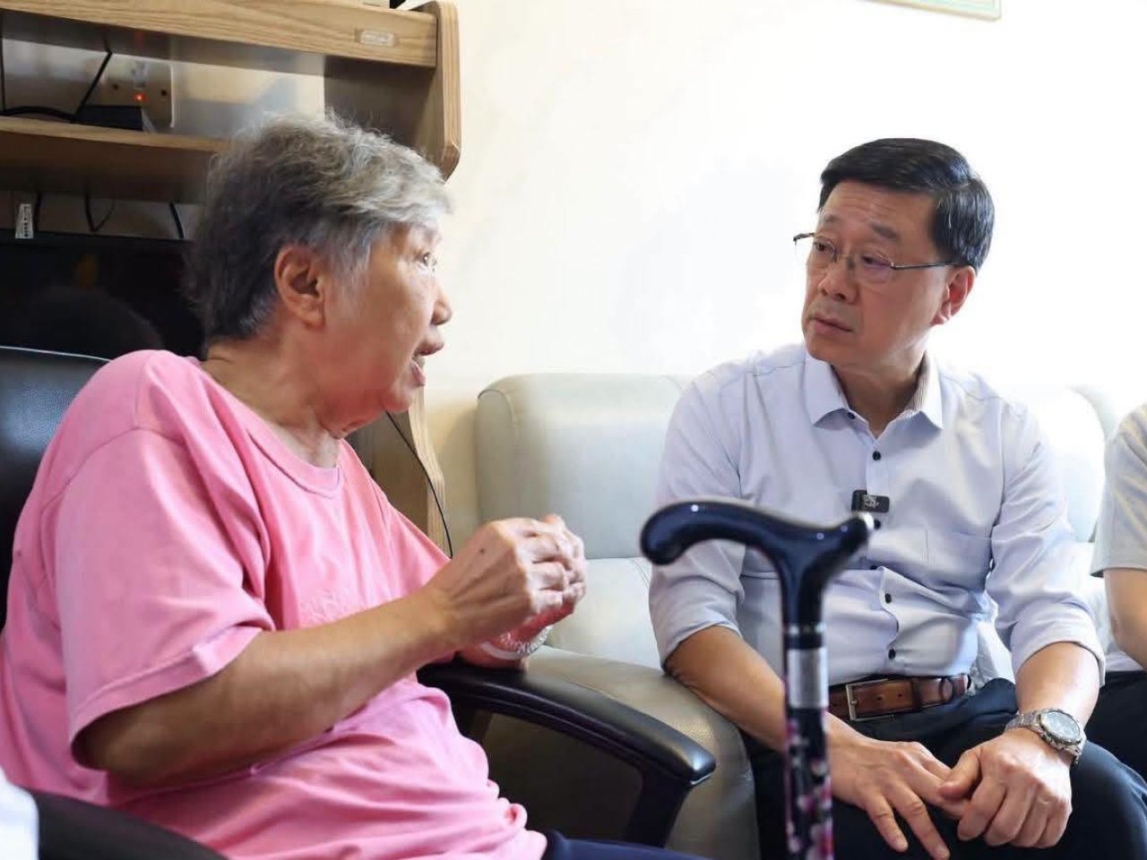 李家超到深水埗區元州邨探訪長者。（李家超社交專頁圖片）