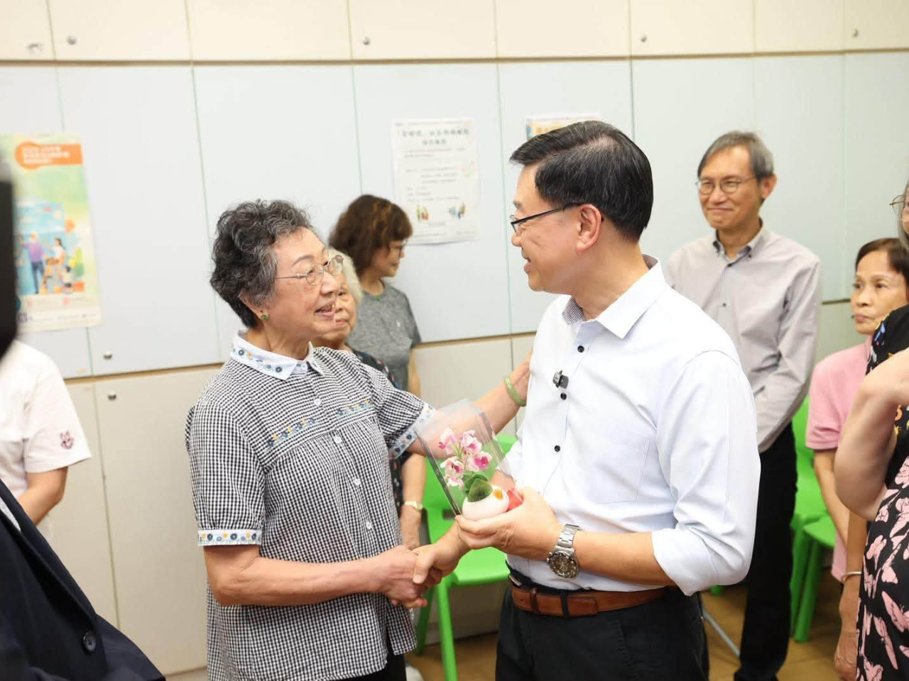 李家超到訪元州邨浸信會耆樂中心。（李家超社交專頁圖片）