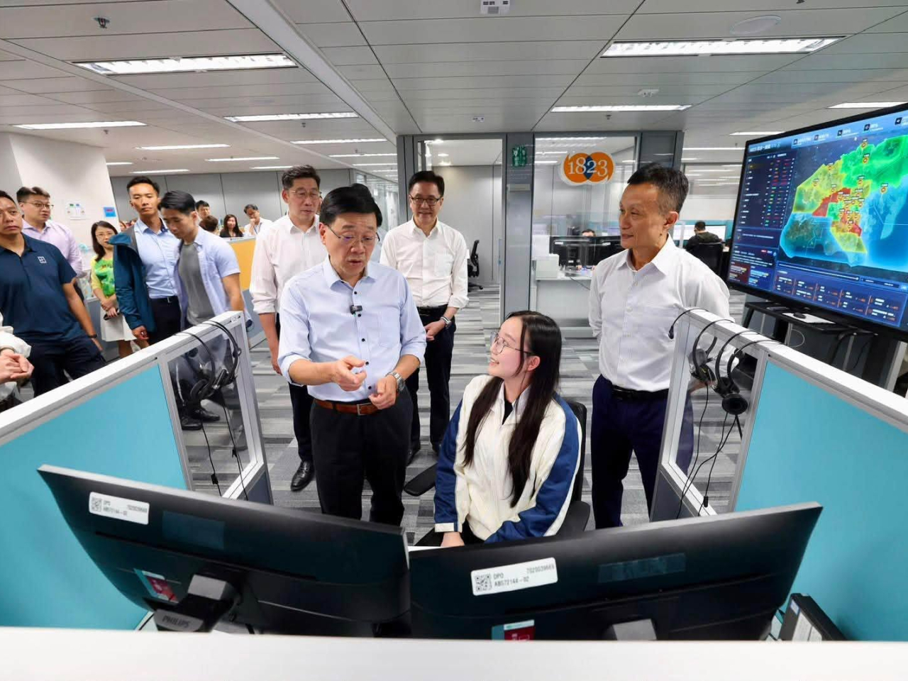 李家超到政府1823聯絡中心，了解中心應用AI科技，處理市民查詢和求助投訴的情況。（李家超社交專頁圖片）