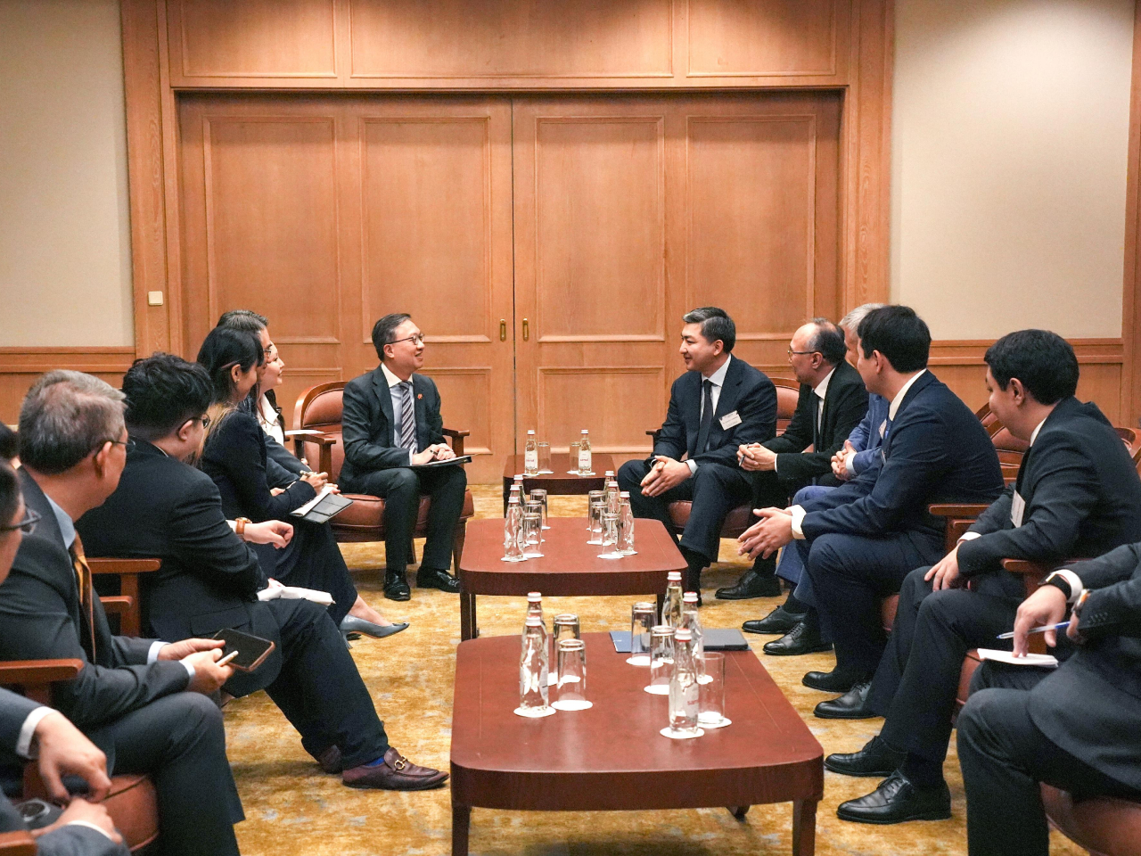 林定國（左）和代表團今日與哈蕯克第一副總檢察長（右）於「協作共贏」研討會前交流。（政府新聞處）